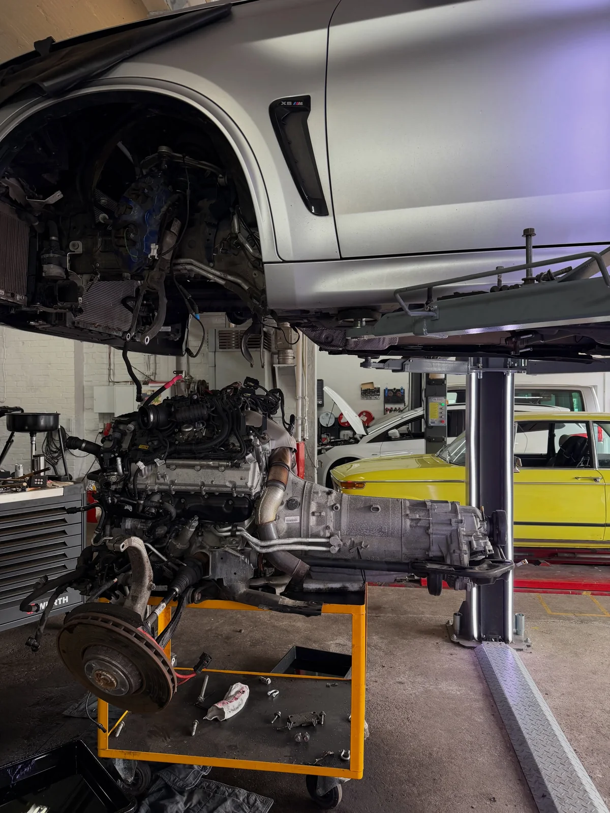 Ausgebauter Antriebsstrang in der Werkstatt